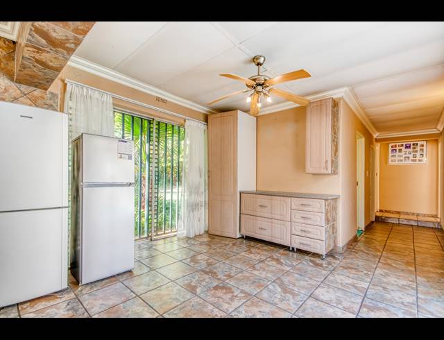 5 BEDROOM FREEHOLD FOR SALE IN MORET